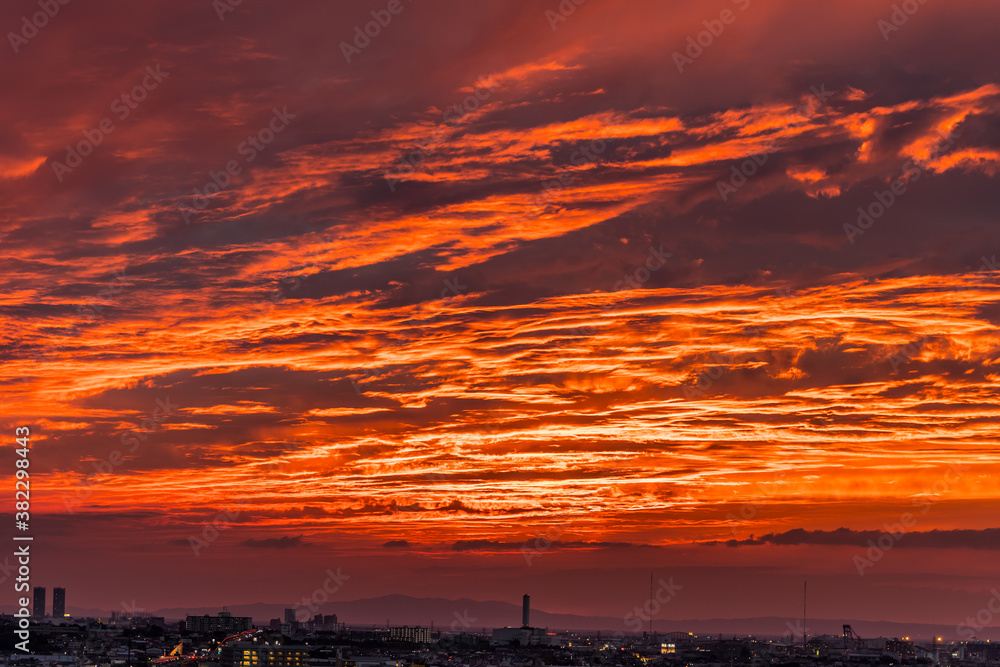 空を覆う雲に照らし出される赤い夕焼け Stock Foto Adobe Stock 空を覆う雲に照らし出される赤い夕焼け Stock Foto Adobe Stock