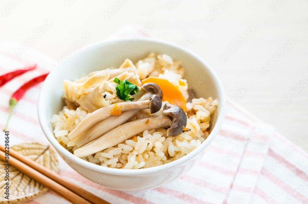 茶碗によそったきのこご飯 茶碗によそったきのこご飯