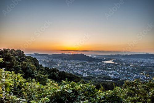 和歌山県紀の川市の百合山から見える和歌山港に沈む夕日。秋、10月。