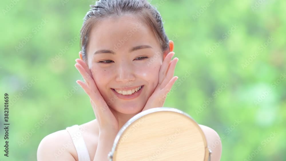 美容イメージ　スキンケア　お肌をチェックする日本人女性