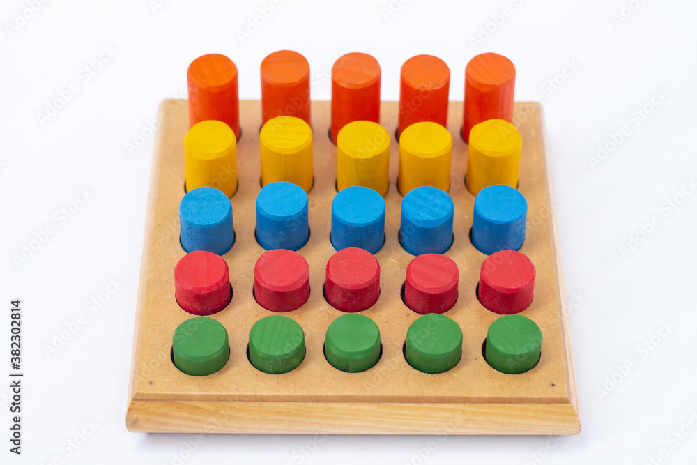 Juego de madera, habilidad mental, colores. Juego de madera, habilidad mental, colores.