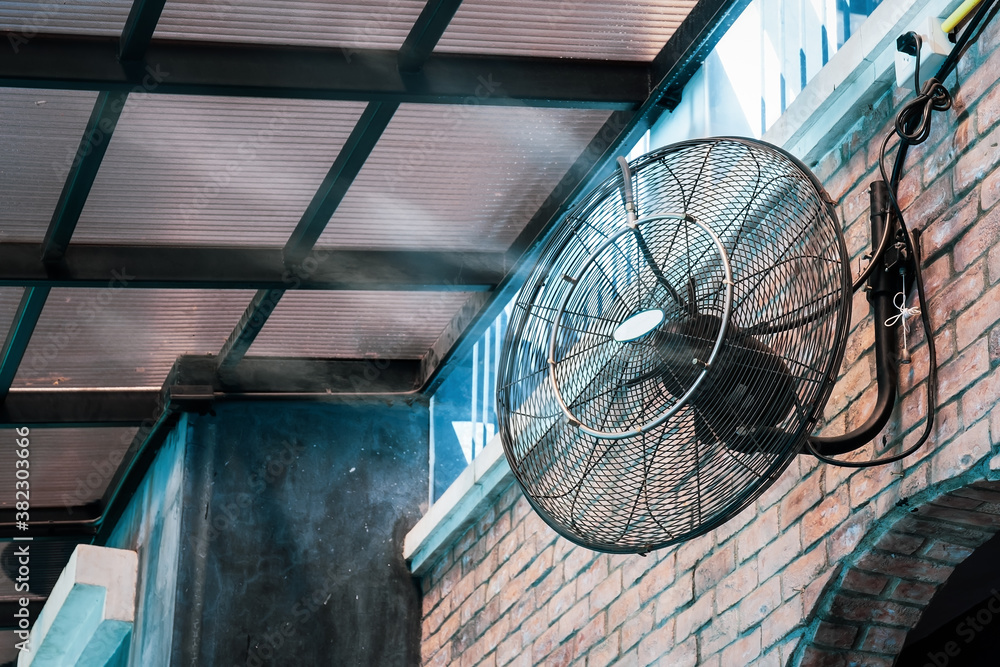 water mister fan, spray misting fan Keep cool and reduce dust in the air. It was installed to the right wall in a high place under the roof so that the temperature dropped.