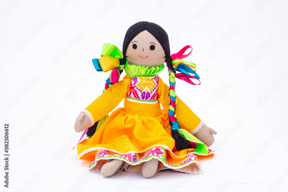 Muñeca de trapo tradicional con vestido amarillo Muñeca de trapo tradicional con vestido amarillo