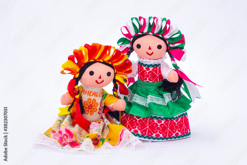 Dos muñecas de trapo tradicionales con listones y vestidos bordado Dos muñecas de trapo tradicionales con listones y vestidos bordado