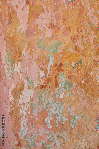 Pink, orange and red pattern on a wall © Musa