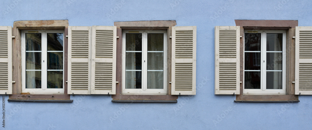 Panoramique trio de fenêtres sur mur bleu d'Alsace