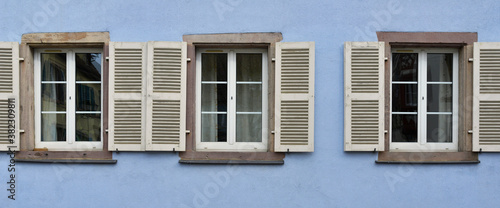 Panoramique trio de fenêtres sur mur bleu d'Alsace