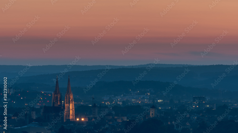 Dom, Rathaus und Altstadt von Regensburg am Abend vom Keilberg aus gesehen