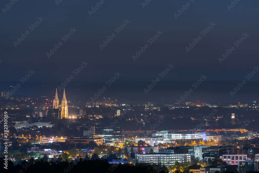 Dom, Rathaus und Altstadt von Regensburg in der Nacht vom Keilberg aus gesehen