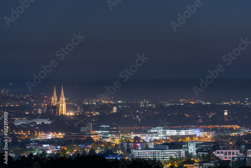 Dom  Rathaus und Altstadt von Regensburg in der Nacht vom Keilberg aus gesehen