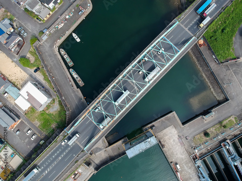 ドローンで空撮した工業地域の海と橋の風景