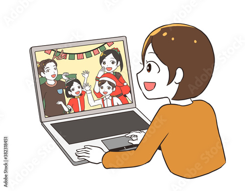 オンラインでクリスマスを見る女性　表情アップ