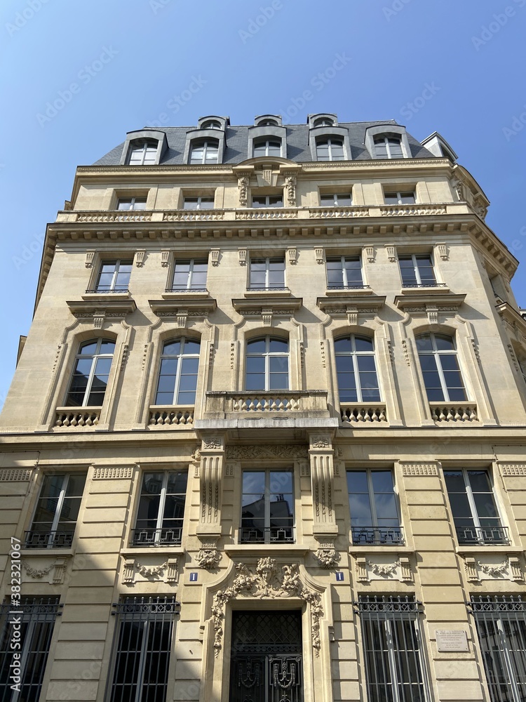 Fototapeta premium Immeuble ancien à Paris