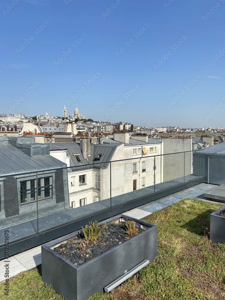 Fototapeta premium Terrasse sur le toit d'un immeuble avec vue sur Montmartre à Paris