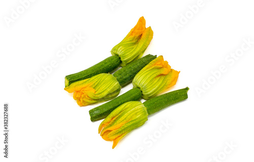zucchine mignon con fiore su fondo bianco 