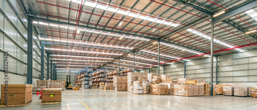 Obraz na płótnie Interior of logistics warehouse. w salonie