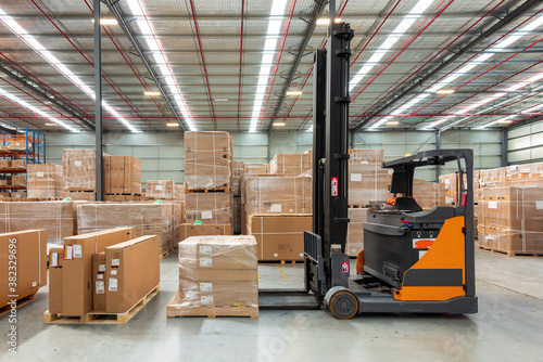 Obraz na płótnie Interior of logistics warehouse. w salonie