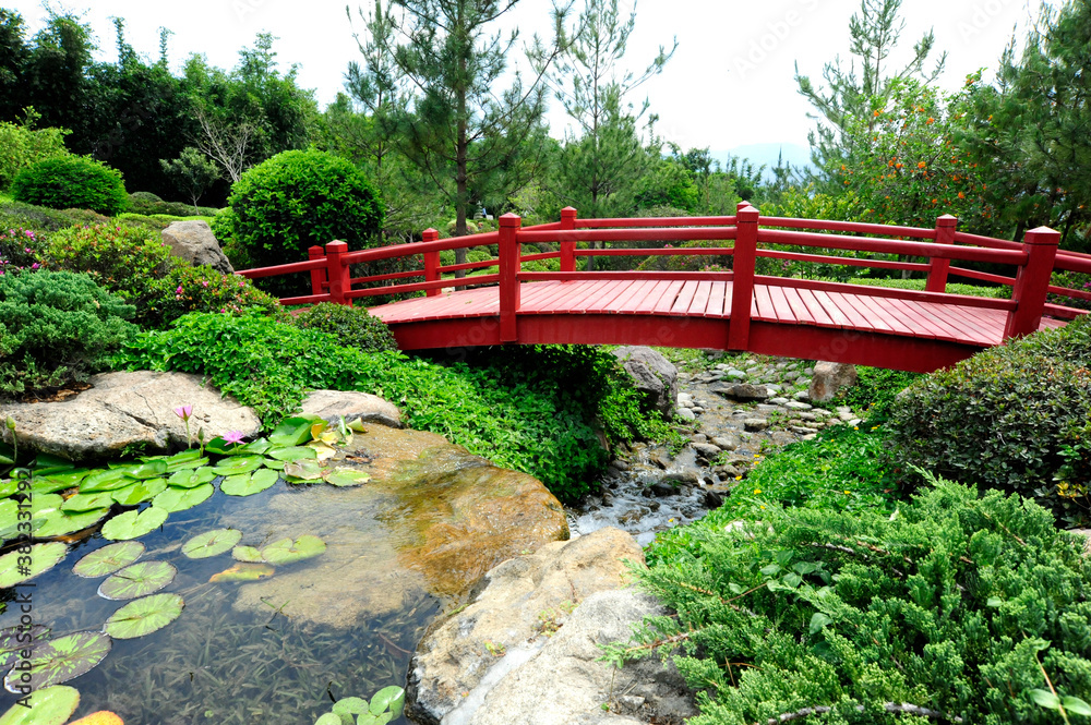 Puente rojo sobre rio estilo Japonés Puente rojo sobre rio estilo Japonés