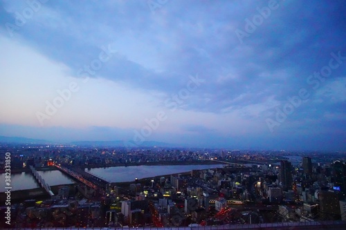 高層ビルから見下ろした日本の大阪の中心部の町並み