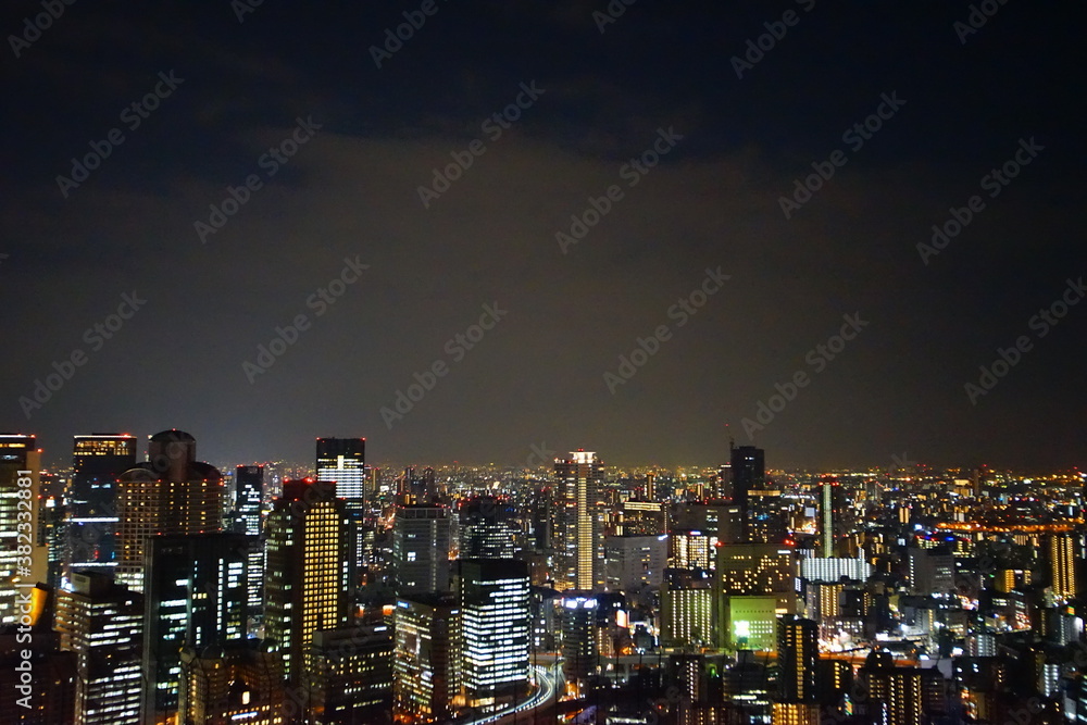 日本の大阪の中心部の夜景のパノラマビュー