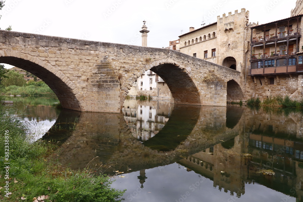 Puente medieval sobre el río Matarraña da entrada a Valderrobre (Teruel)