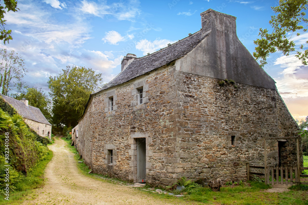 Commana. Construction très ancienne dans la campagne. Finistère. Bretagne	