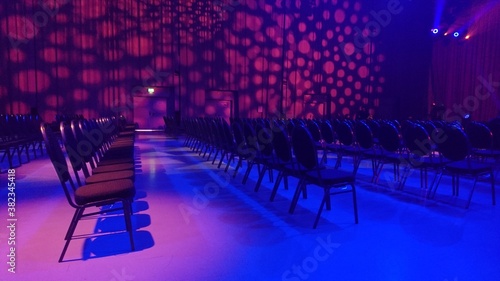 Event Saal mit weiten Stuhl Abständen zu Corona Zeiten
