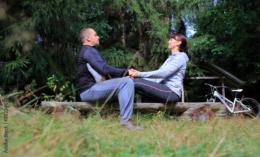 Obraz premium couple in love resting in nature