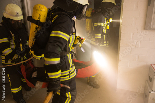 Feuerwehrleute mit Atemschutz während einer Personenrettung photo