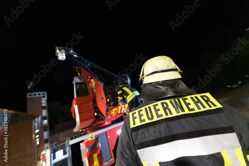 Symbolbild Feuerwehrmann vor Drehleiter