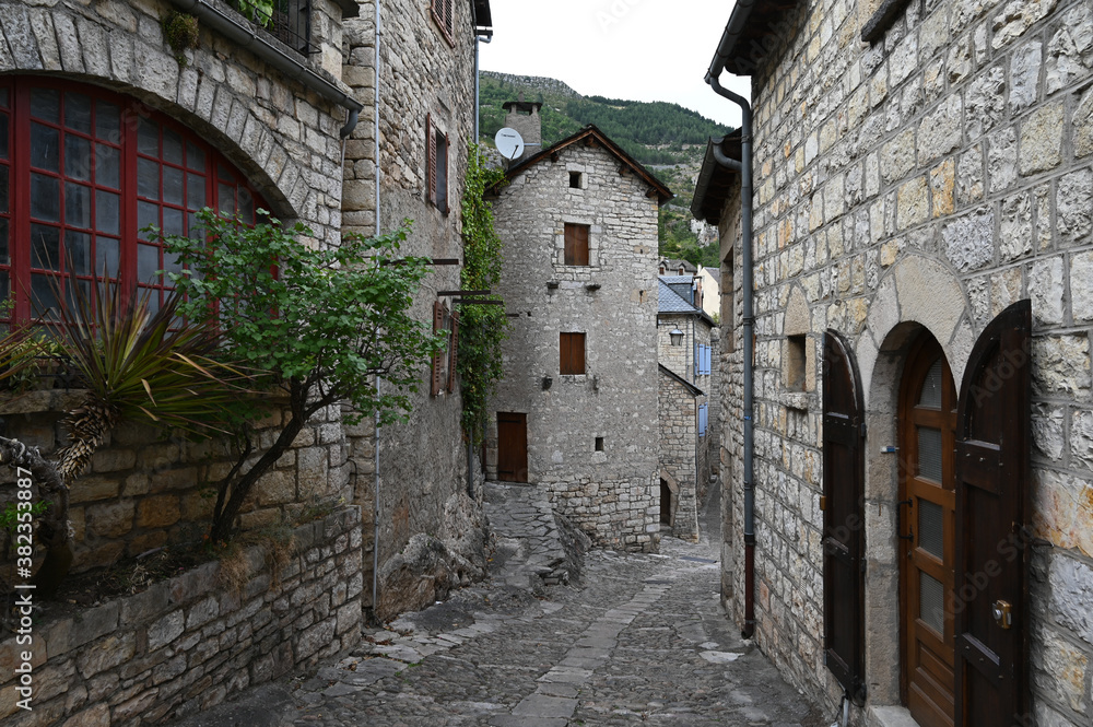 ruelle dans vieux village cévennes