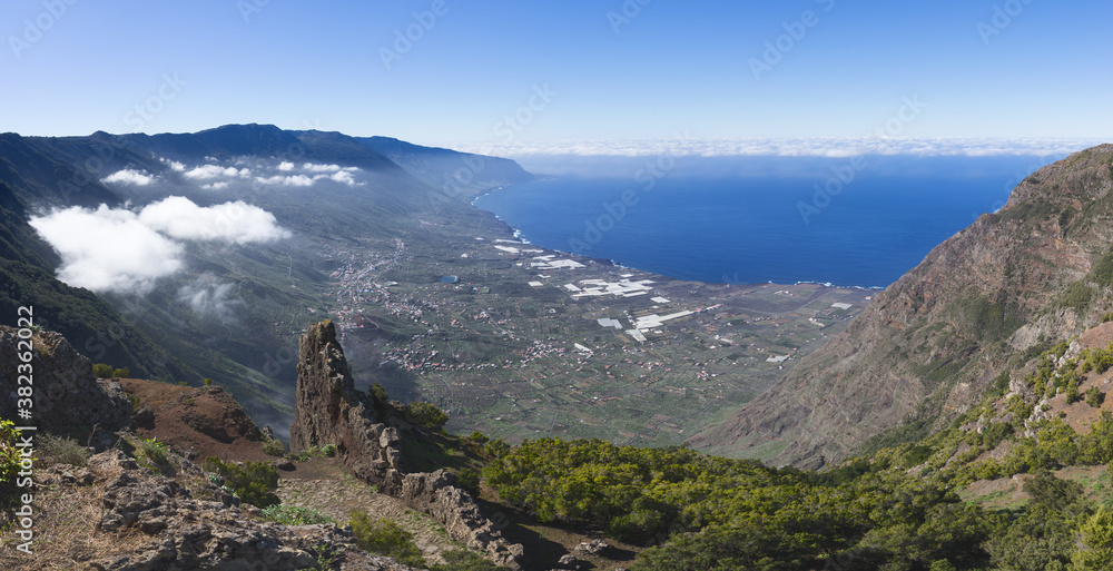 El Hierro, Kanarische Inseln - Panorama Blick von oben ins El Golfo Tal bei leichten Wolken, aufgenommen nahe dem Aussichtspunkt Mirador de Jinama