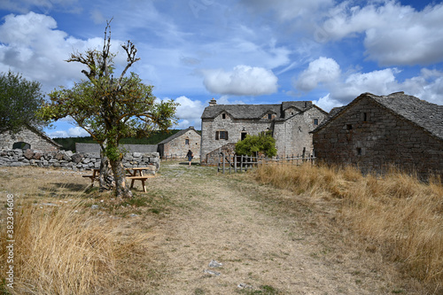 Fotografie, Obraz village ancien causse de Sauveterre cévennes France