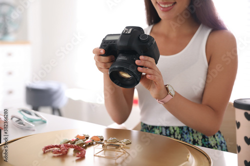 Fotografía Young photographer taking picture of jewelry indoors, closeup