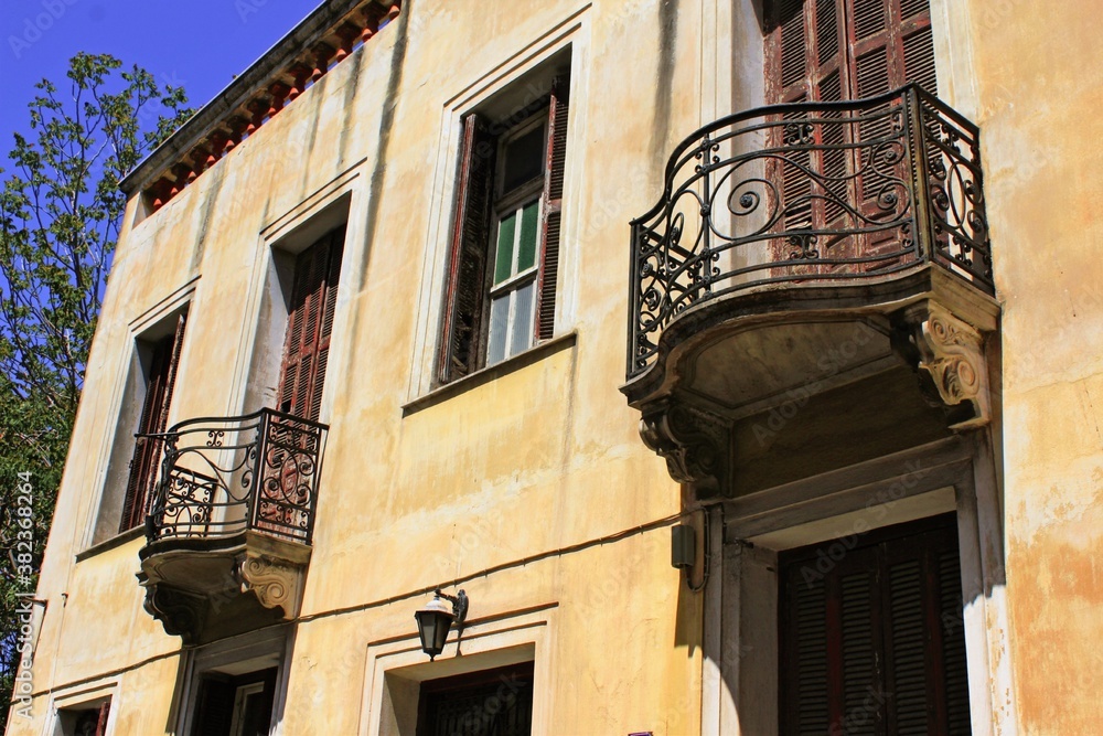 Φωτογραφία Detail from the facade of old building in the district of Plaka in Athens, Greece, May 6 2020