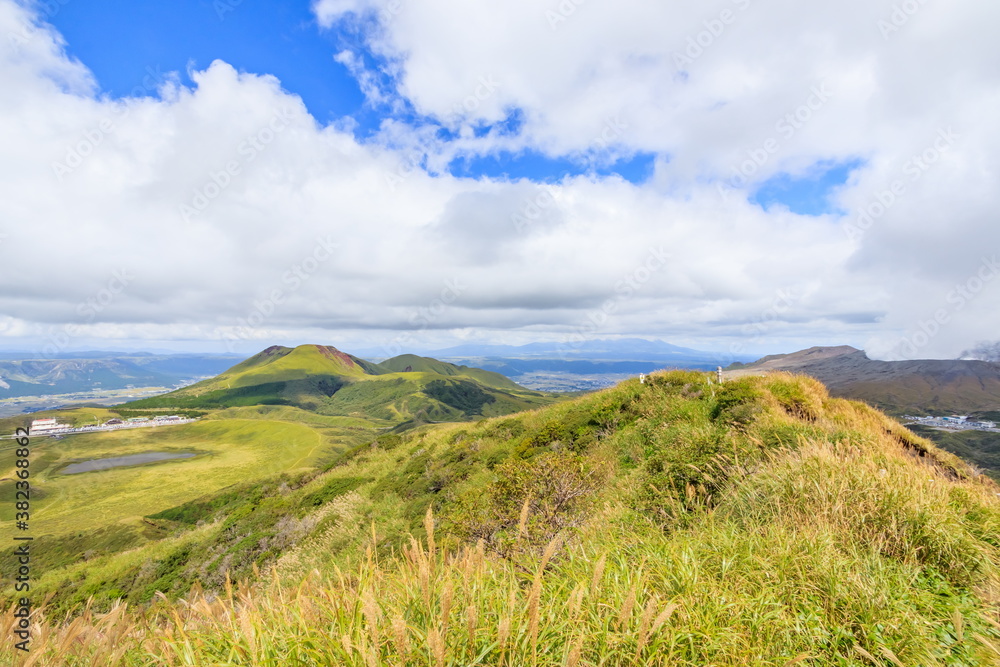 烏帽子岳山頂から見た阿蘇山と草千里ヶ浜(秋) 熊本県阿蘇市 Mt.Aso and Kusasenrigahama seen from Mt.Eboshidake Kumamoto-ken Aso city 烏帽子岳山頂から見た阿蘇山と草千里ヶ浜(秋) 熊本県阿蘇市 Mt.Aso and Kusasenrigahama seen from Mt.Eboshidake Kumamoto-ken Aso city