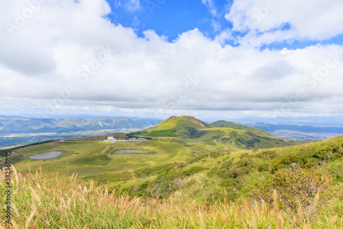 烏帽子岳山頂から見た草千里ヶ浜（秋）熊本県阿蘇市　Kusasenrigahama seen from Mt.Eboshidake Kumamoto-ken Aso city photo