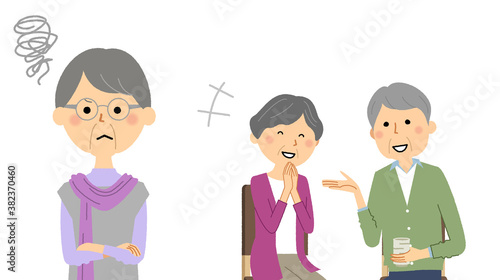 談笑するシニアカップルにやきもちを焼く老人