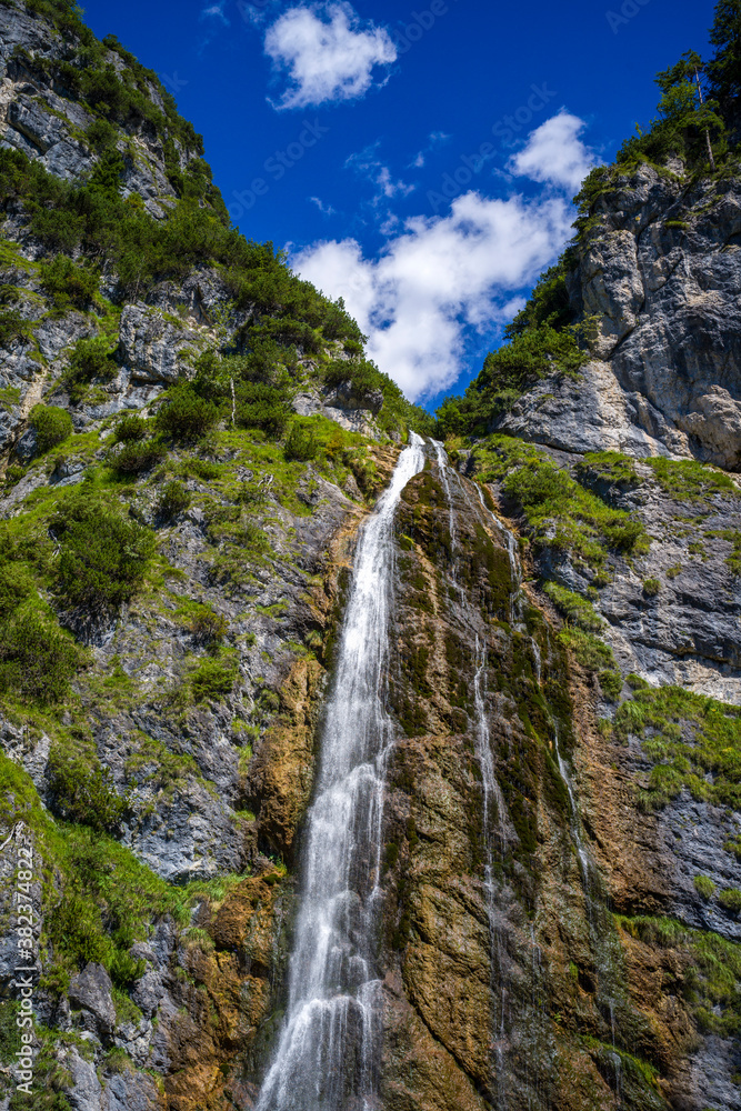 Dalfazer Wasserfall am Achensee in Österreich 