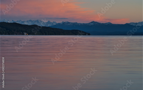 Langzeitbelichtung beim Abendrot am See  brennender Himmel