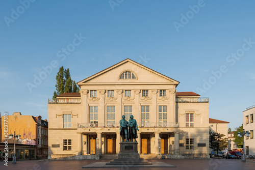 Deutsches Nationaltheater und Staatskapelle Weimar am Theaterplatz am Morgen bei Sonne und blauem Himmel