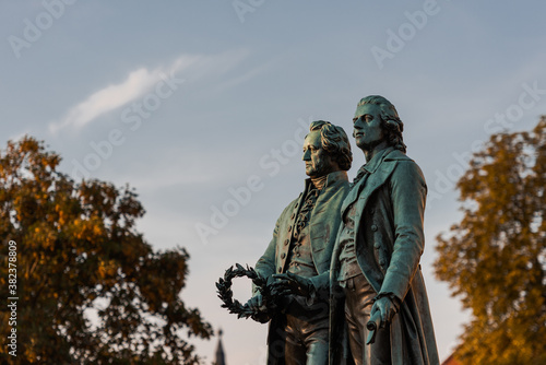 Goethe-Schiller-Denkmal in Weimar im Sonnenlicht am Morgen bei blauem Himmel