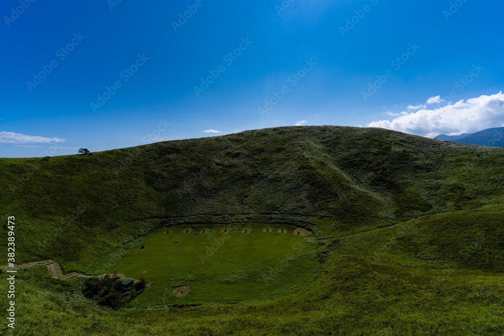 Fototapeta premium 大室山の山頂の火山口
