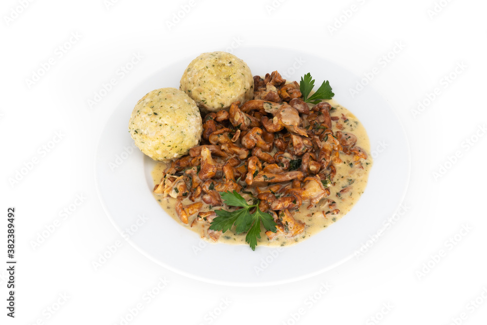 Pilzgericht mit Semmelknödel