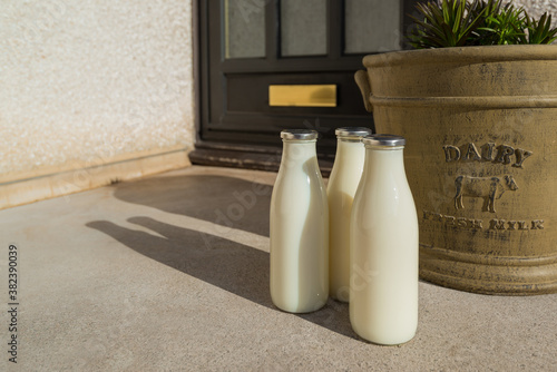Quadro su tela Bottles of fresh milk delivered to a doorstep