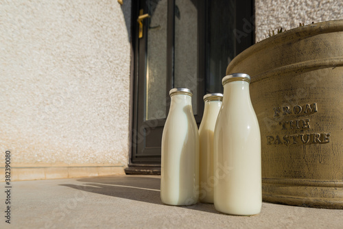фотографія Bottles of fresh milk delivered to a doorstep