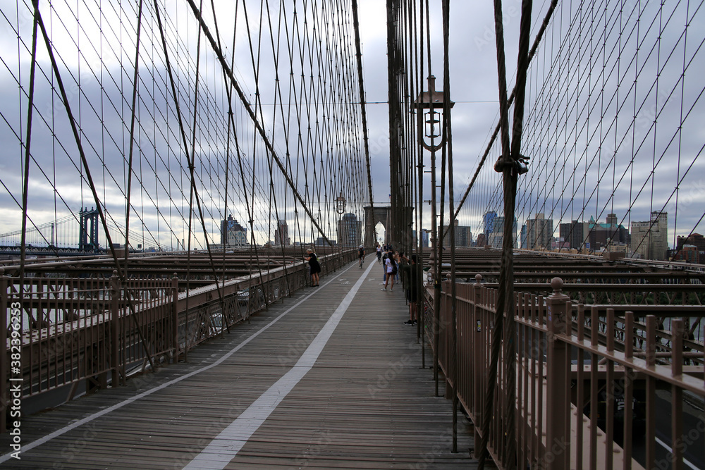Fototapeta premium Die Brooklyn-Bridge verbindet Manhattan mit Brooklyn. , New York City, New York, USA
