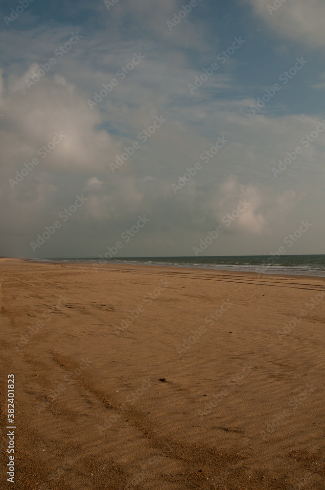 Playa desierta nublada