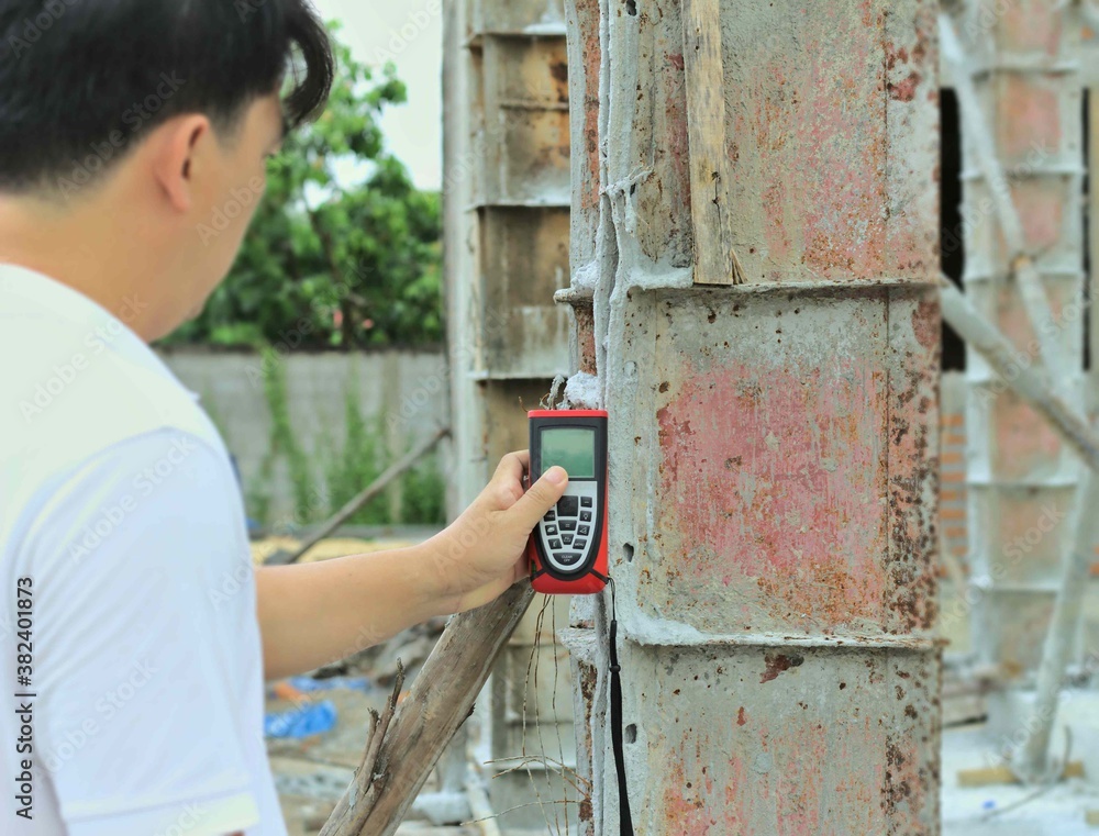 Man holding electric laser tape measure, Laser measuring device,red