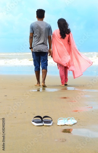 Obraz na plátně Young couple spending time together on the beach